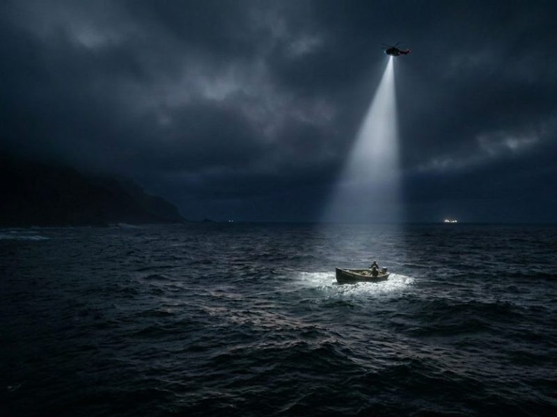 神様のサーチライトを避けている？